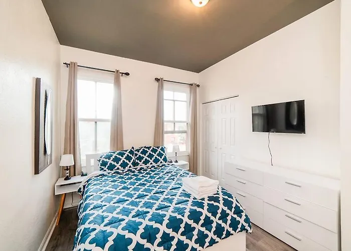 Comfortable And Walkable - Off-street Parking Apartment *